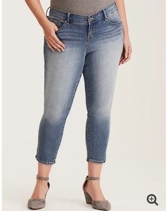 Torrid Lightwash crop skinny ankle jean